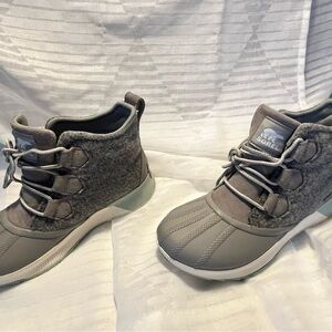 Sorel Ankle Boots Gray and Green Sturdy Soles